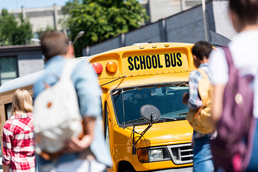 На Кипре школьный автобус протащил 14-летнюю девочку за собой по улице 50 метров