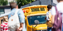 На Кипре школьный автобус протащил 14-летнюю девочку за собой по улице 50 метров