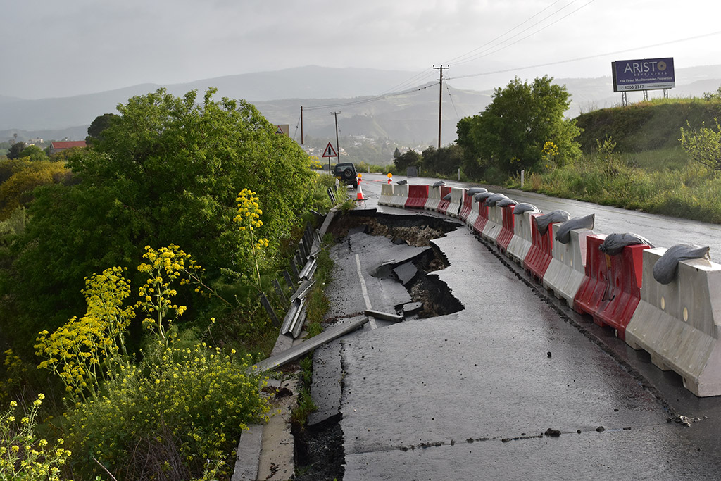 Из-за сильных ливней в Пафосе обрушилась часть дорожного покрытия: фото 2