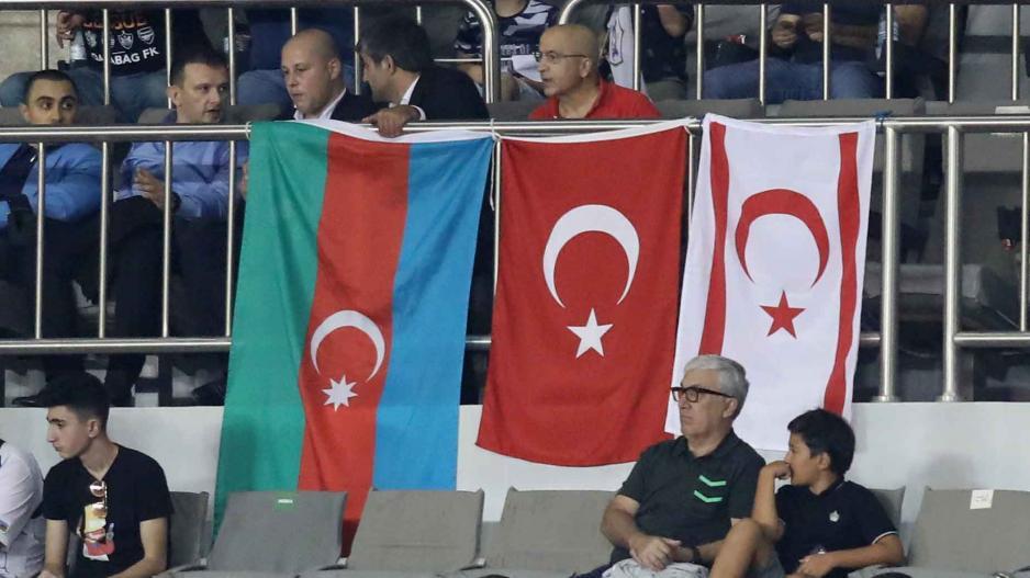 Во время матча с кипрским АПОЭЛом азербайджанские фанаты вывесили флаги непризнаной республики ТРСК: фото 4