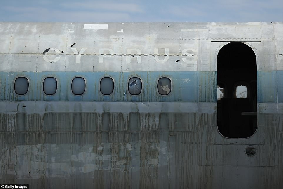 Аэропорт, где самолеты задержались навсегда. Кадры из Никосии: фото 20
