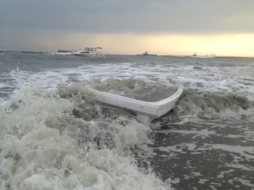 В Лимассоле прошла 9-бальная штормовая волна (фото и видео): фото 7