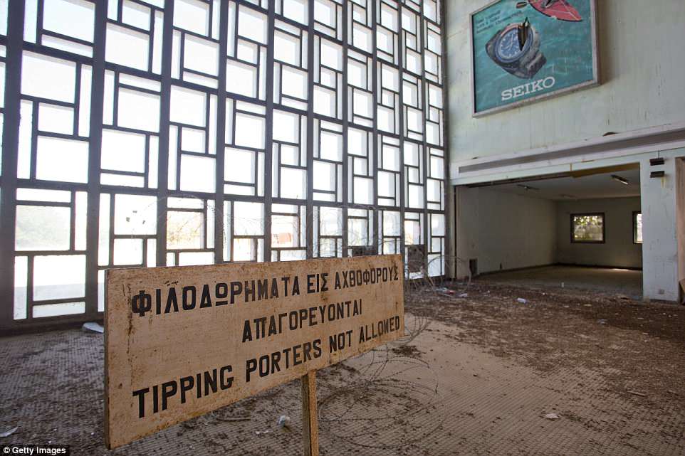 Аэропорт, где самолеты задержались навсегда. Кадры из Никосии: фото 7