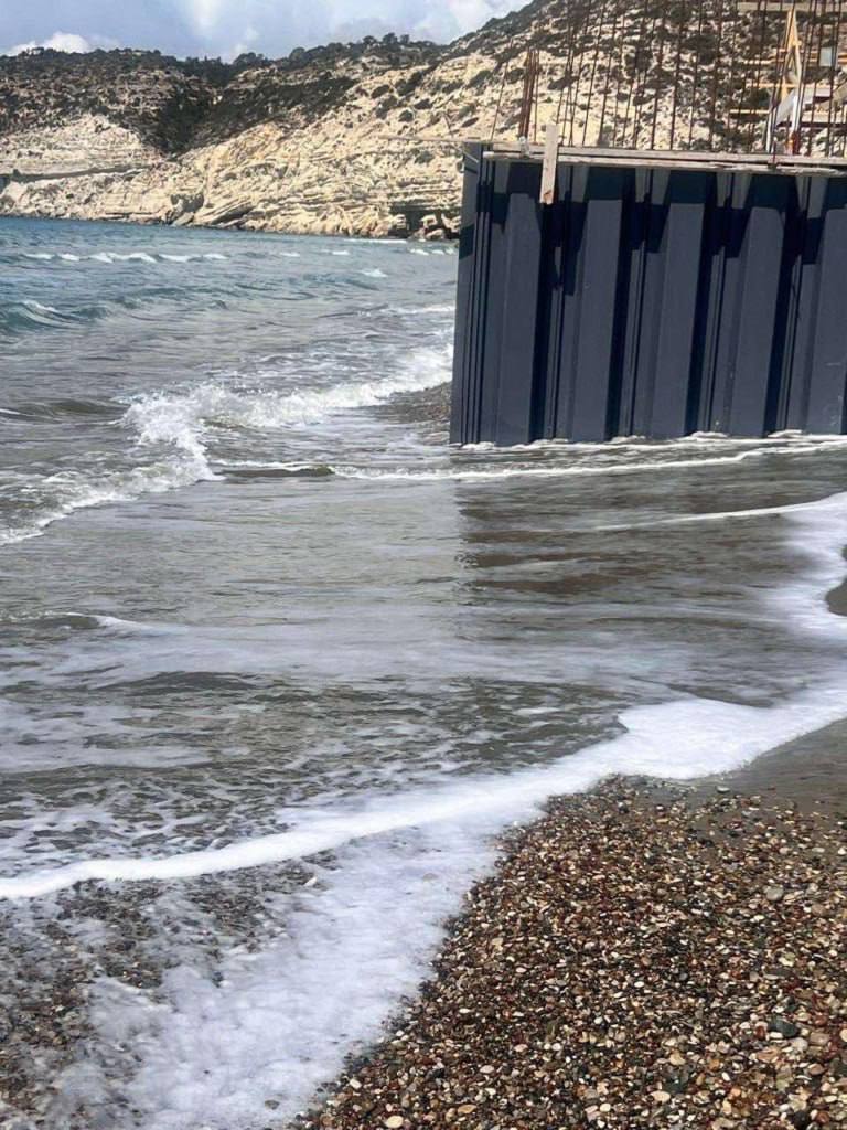 Здание ресторана на Курионе перегородило пляж, часть постройки находится в воде: фото 2