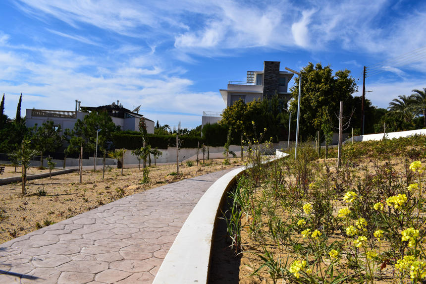 В Лимассоле открылся новый парк с потрясающим панорамным видом и большой детской площадкой: фото 2