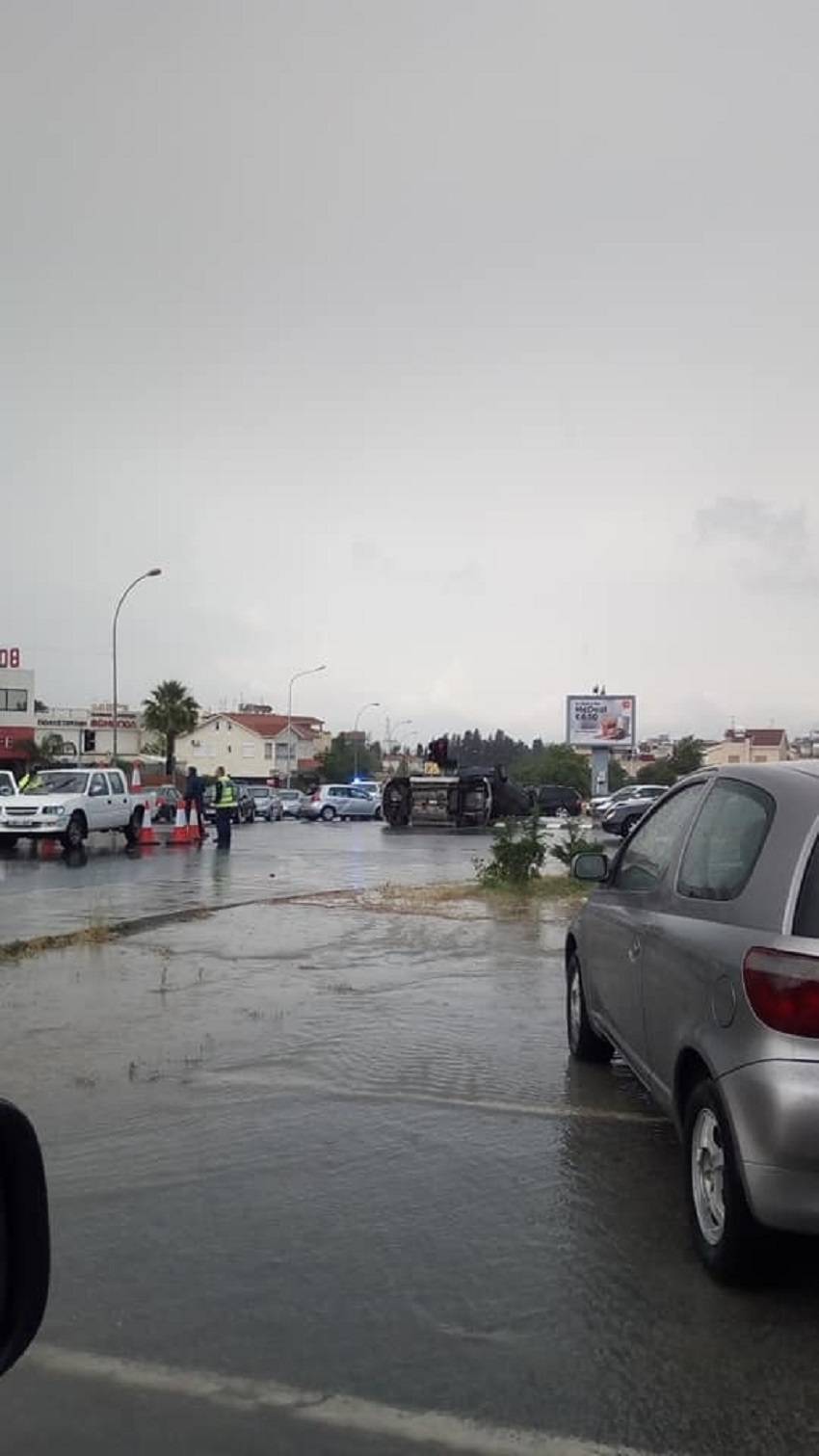 В столице Кипра стихия перевернула 4 машины и устроила потоп : фото 9