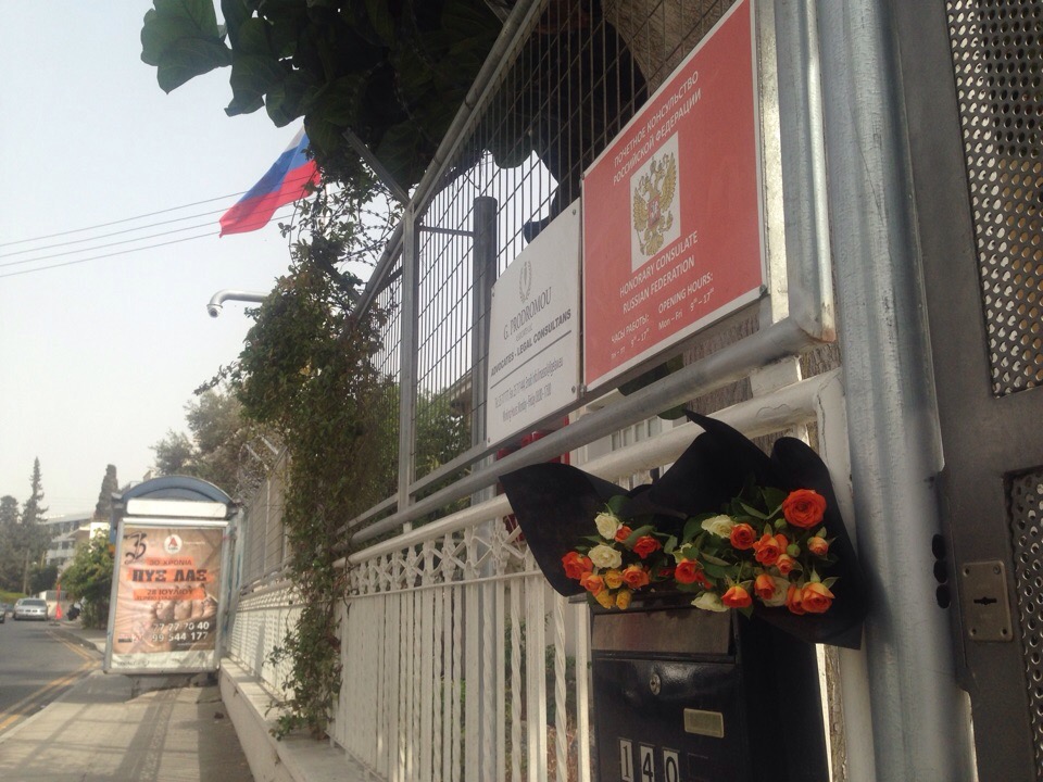 Траур по погибшим в Керчи. Жители Лимасолла несут цветы к зданию консульства России: фото 2