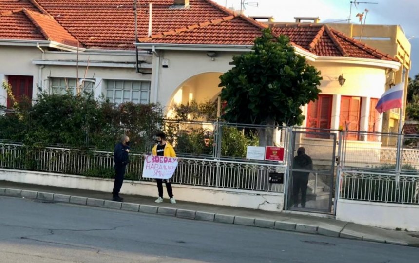 ​На Кипре прошел одиночный пикет в поддержку Навального: фото 5