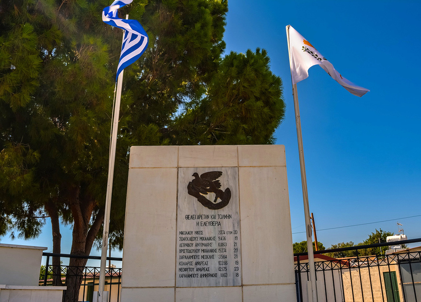 Памятник героям в кипрской деревушке Куклия: фото 8