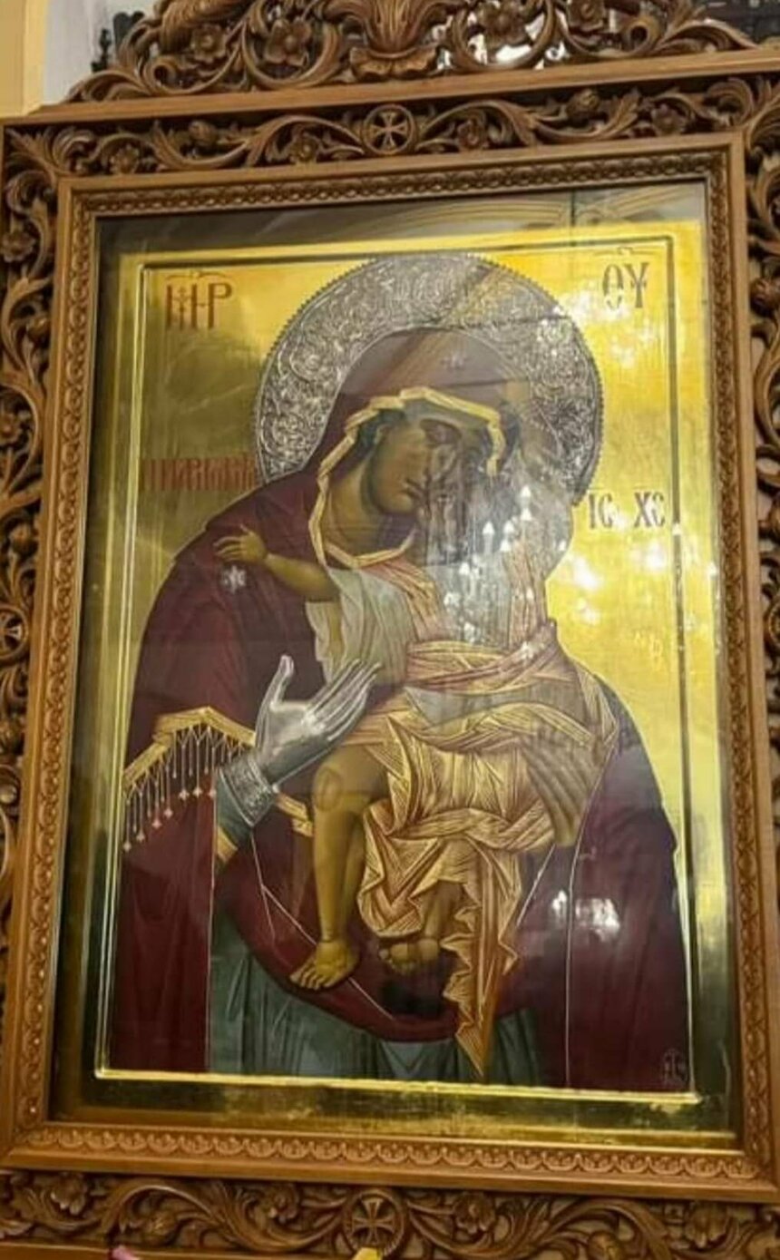 В Ларнаке замироточила и закрыла глаза икона Богоматерь Утешения: фото 5