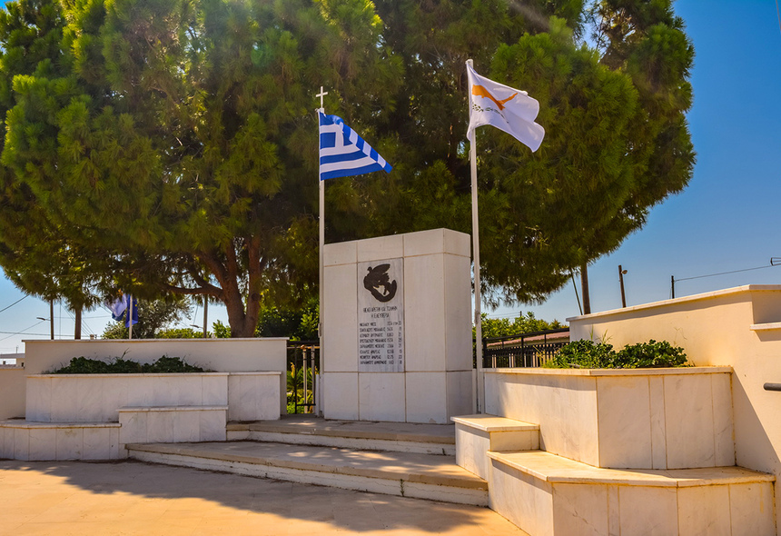 Памятник героям в кипрской деревушке Куклия: фото 10