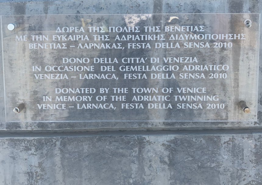 Венецианская скульптура льва на набережной Ларнаки: фото 3