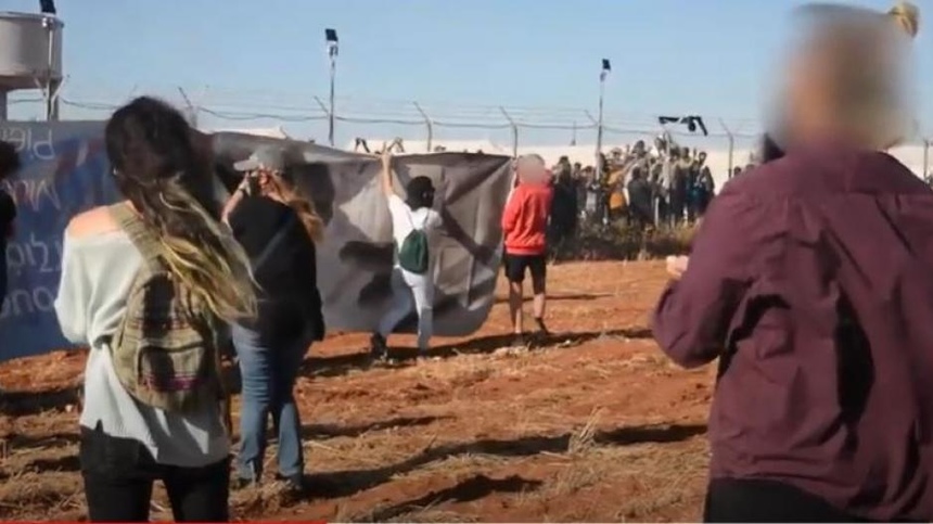 На Кипре у ворот лагеря беженцев прошел митинг: фото 2