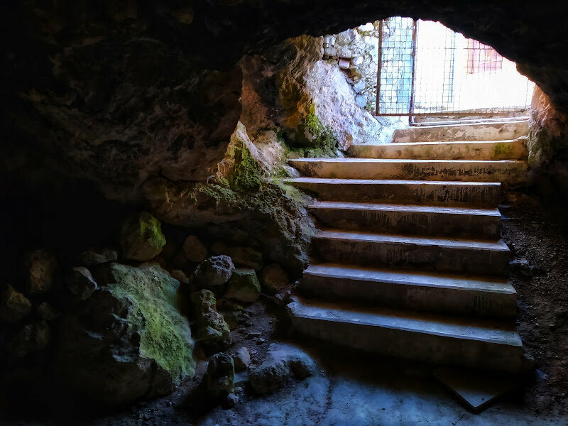 Выход из святой пещеры с каменными ступенями