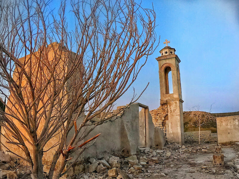 Дерево растущее на руинах церкви Святого Николая