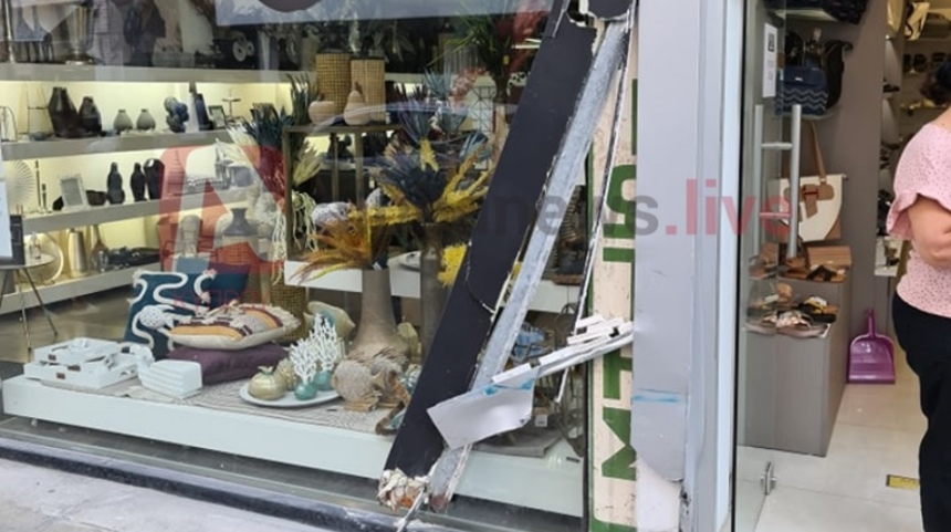 В центре Ларнаки мертвец на авто въехал в витрину магазина: фото 2