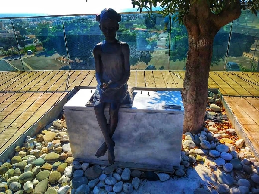 Бронзовая скульптура девочки с воробьем в Пафосе: фото 5