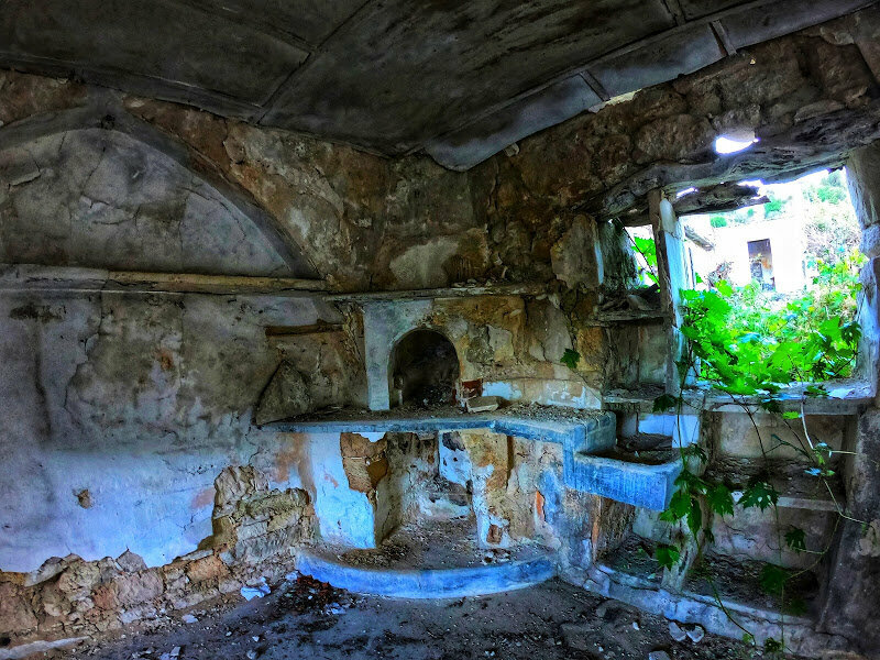 Печь внутри дома в старой Телетре