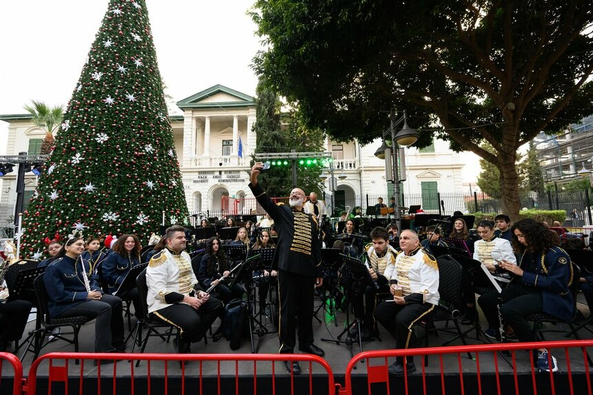 В Лимассоле зажглась главная елка города: фото 4