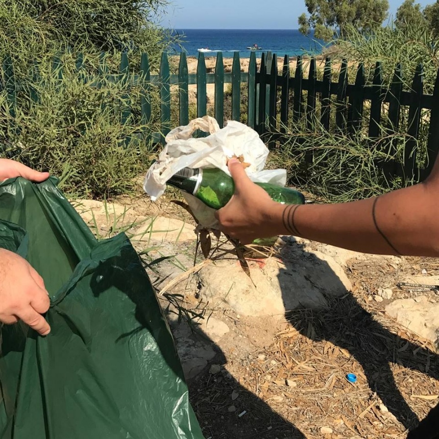 Волонтеры очистили территорию береговой линии от мусора: фото 3