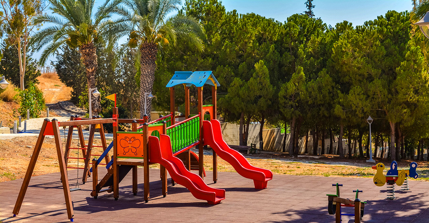 Отдых в тени кипрской сосны: парк с красочной детской площадкой в деревне Куклия на Кипре: фото 11