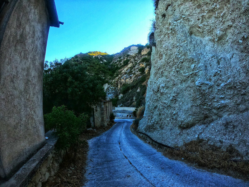 центральная дорога старой Телетры около скалы