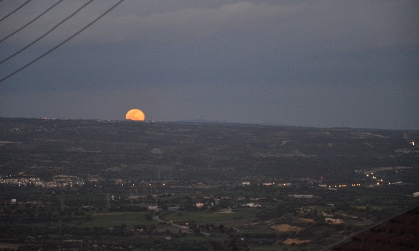 Большая снежная Луна взошла над Кипром: фото 3