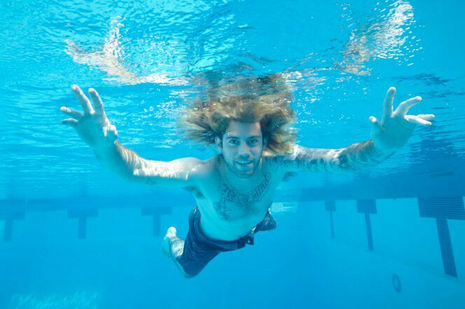 "Голый малыш" с обложки альбома Nirvana Nevermind подал в суд на музыкантов за порнографию: фото 2
