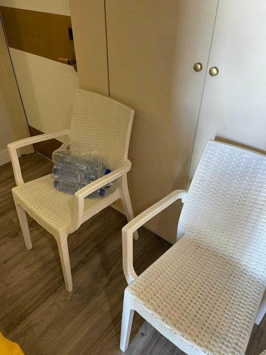 Мебелировка комнаты в отеле. Вода на стульях.
