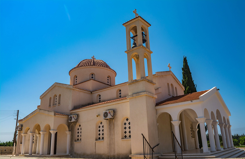 Новый просторный храм Святых Андроника и Афанасии в деревне Мандрия на Кипре: фото 7