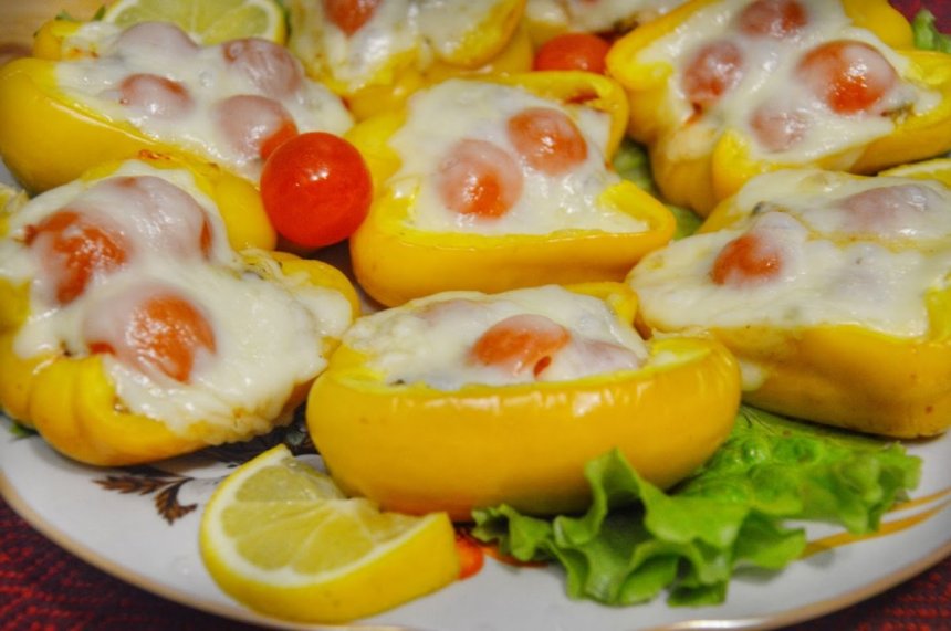 Полезная кухня Кипра. Сочный и сладкий перец под сырной корочкой, фаршированный нежным куриным филе с чесноком и помидорками черри: фото 37