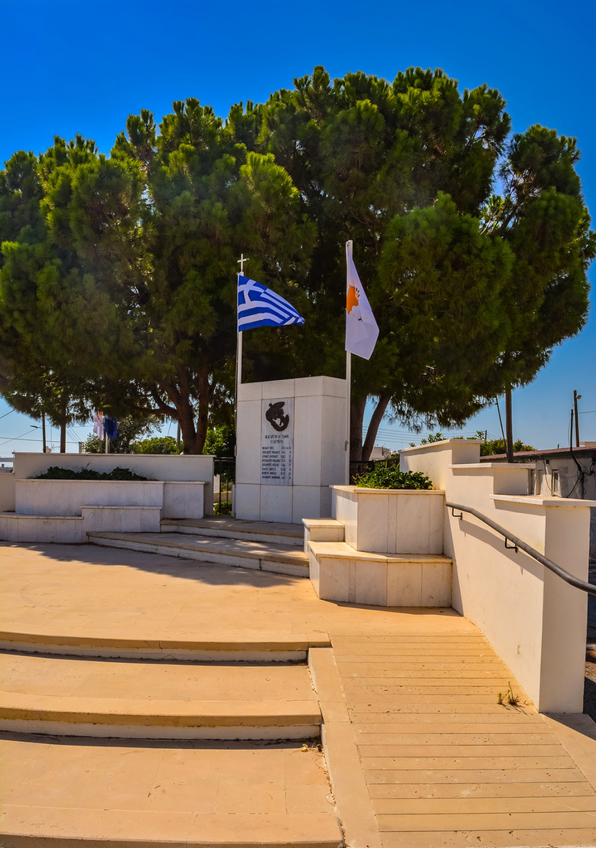 Памятник героям в кипрской деревушке Куклия: фото 5