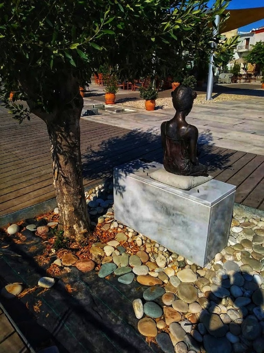 Бронзовая скульптура девочки с воробьем в Пафосе: фото 12