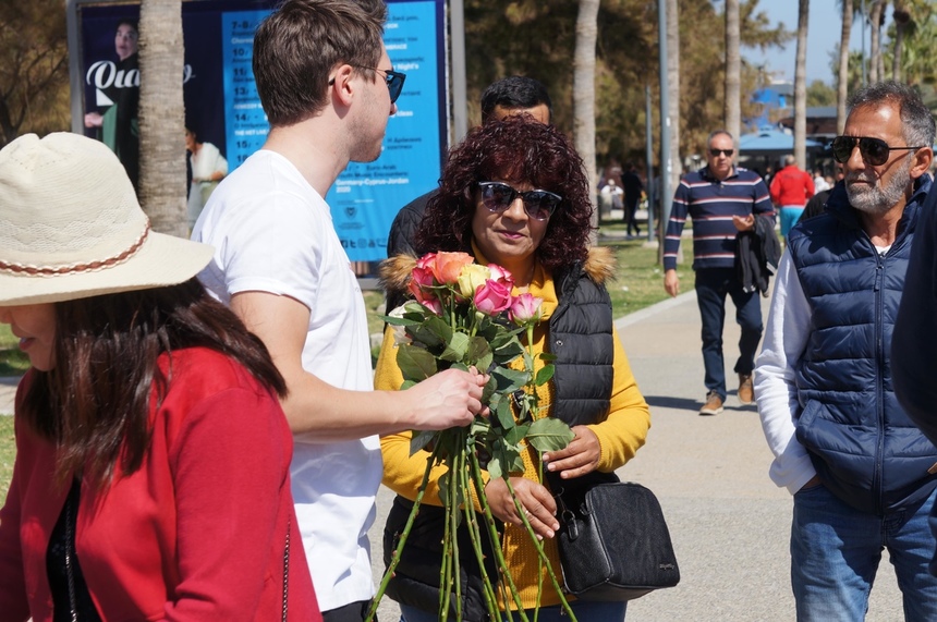 Редакция Cyprus Butterfly подарила жительницам Лимассола на 8 марта сотни роз: фото 36