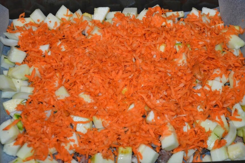 Вкуснейшие рецепты Кипра. Сочный свиной карбонад, запеченный с цукини и папайей под тонкой сырной корочкой: фото 22