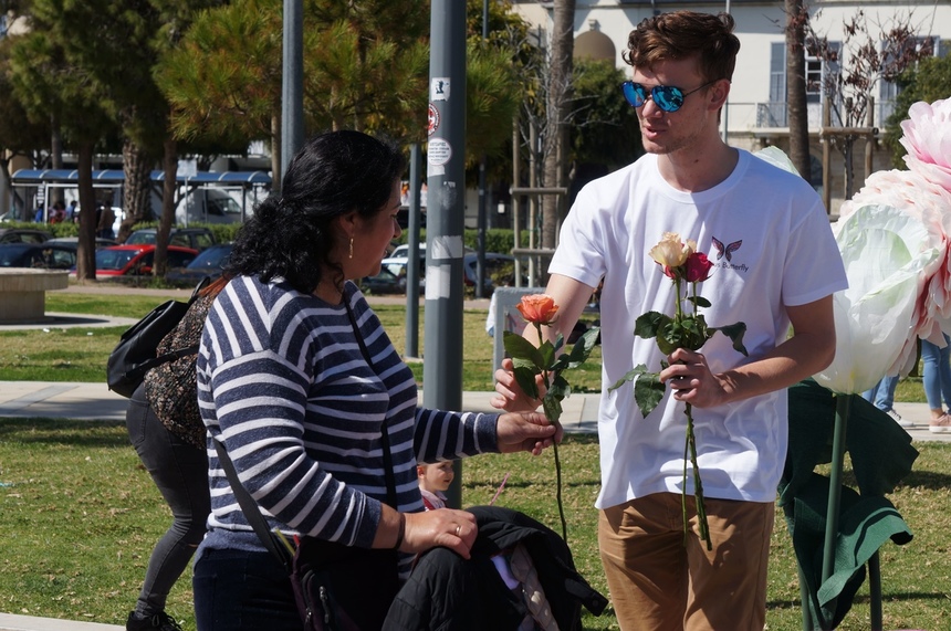 Редакция Cyprus Butterfly подарила жительницам Лимассола на 8 марта сотни роз: фото 22