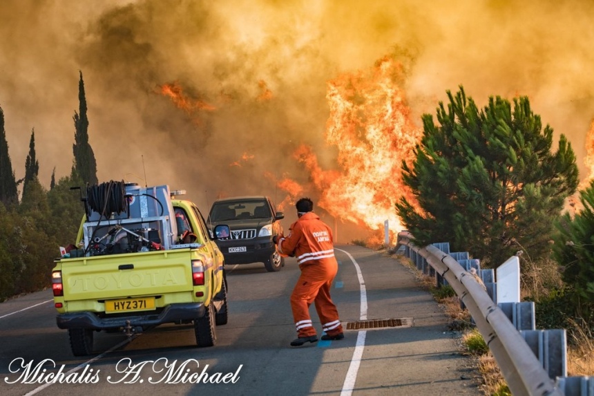 Найти красоту в разрушении — уникальные фотографии кипрского пожара: фото 9