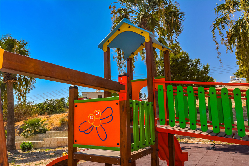 Отдых в тени кипрской сосны: парк с красочной детской площадкой в деревне Куклия на Кипре: фото 13