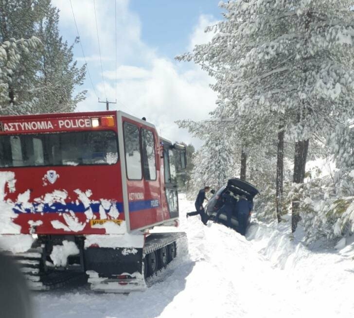 Более 10 водителей застряли в снегу в Троодосе: фото 2