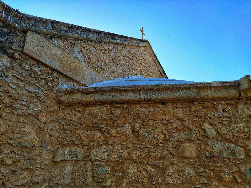 Крыша церкви святого Харалампия с крестом