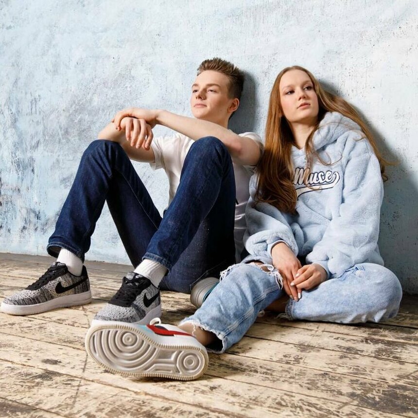 Ангелина и Илья сидят, прислонившись к стене, как обычные подростки - https://www.instagram.com/angelina_k21