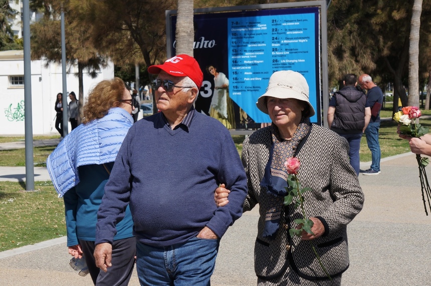 Редакция Cyprus Butterfly подарила жительницам Лимассола на 8 марта сотни роз: фото 19