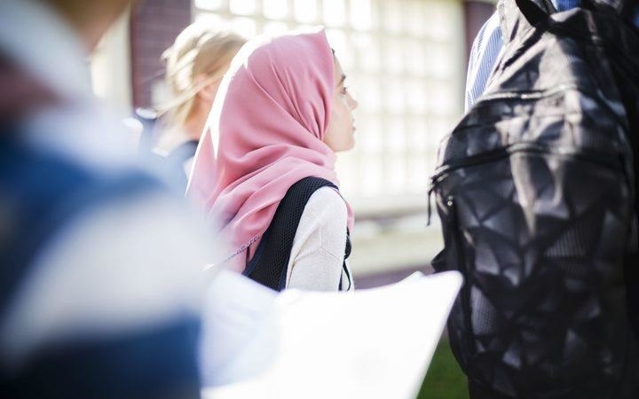 На Кипре директор школы выгнал с уроков девочку в хиджабе: фото 2