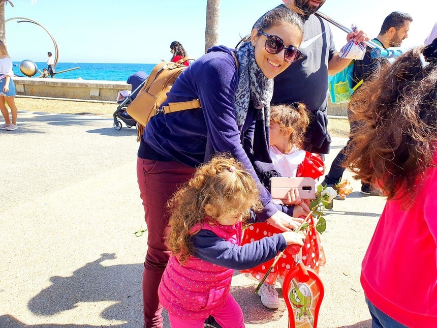 Редакция Cyprus Butterfly подарила жительницам Лимассола на 8 марта сотни роз: фото 32