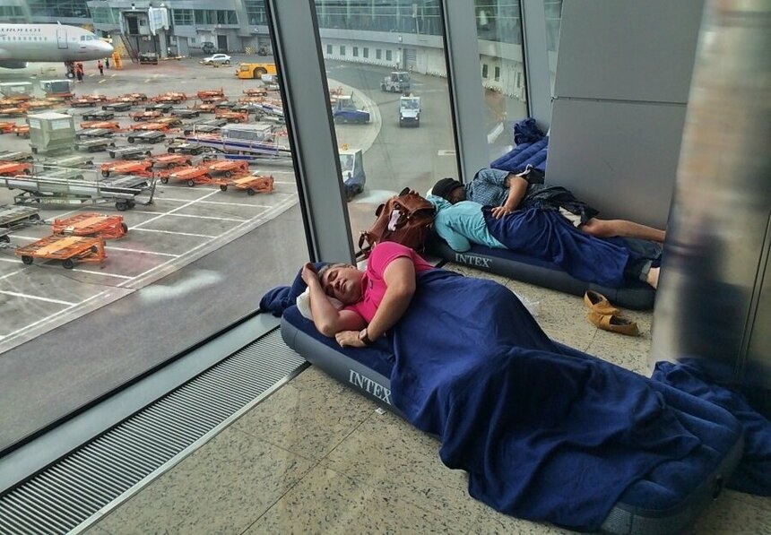 Пассажиры спят в аэропорту