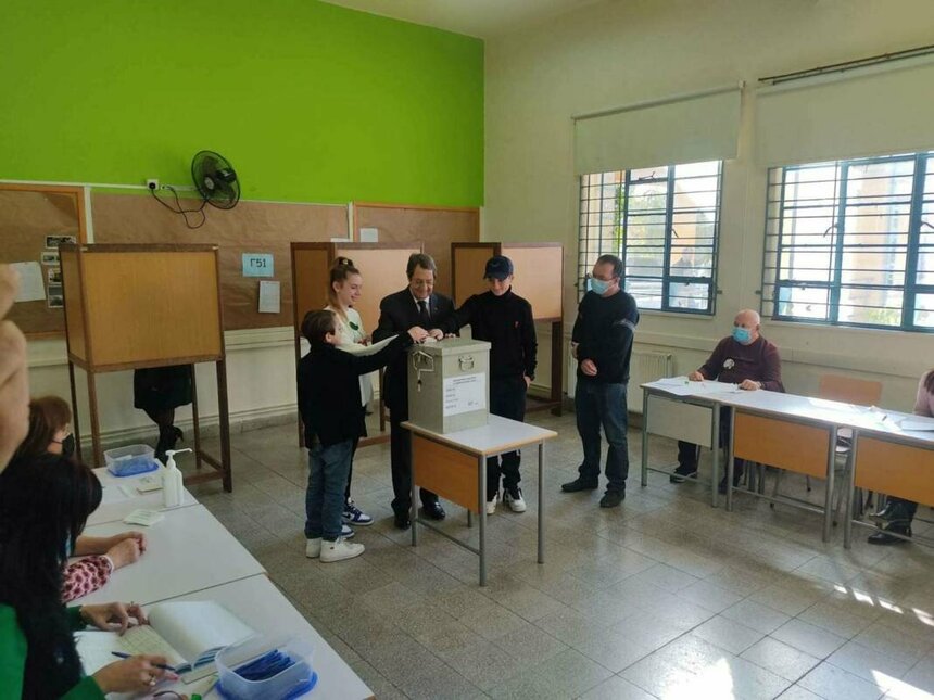 Уходящий президент Анастасиадис проголосовал в Лимассоле: фото 3