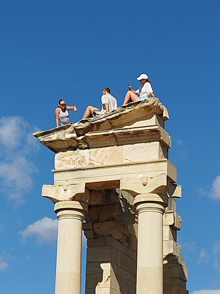 Скандал в святилище Аполлона: туристы устроили фотосессию на памятнике: фото 2 Скандал в святилище Аполлона: туристы устроили фотосессию на памятнике: фото 2