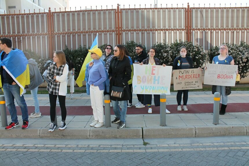 У здания посольства РФ в Никосии прошла массовая акция протеста: фото 5