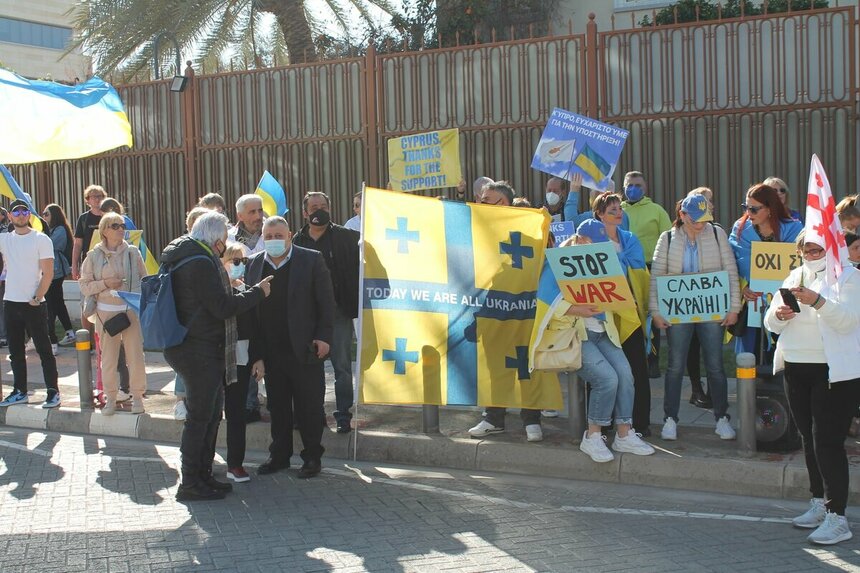 У здания посольства РФ в Никосии прошла массовая акция протеста: фото 3
