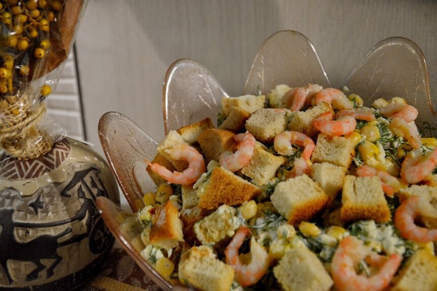Полезная кухня Кипра. Нежный, аппетитный белковый салат с креветками, кукурузой и пряной зеленью, который непременно оценят по достоинству любители морепродуктов: фото 5